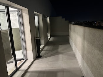 amazing 2 room penthouse cityview w13