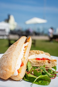 the kingscliff hotel