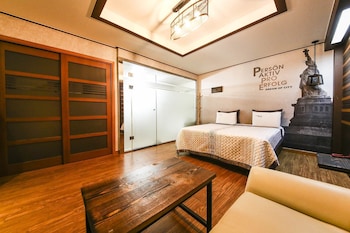 q hotel