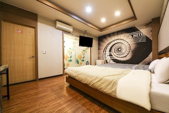 q hotel
