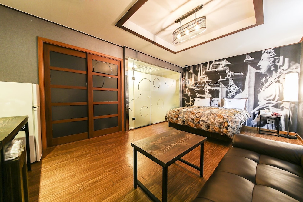 q hotel