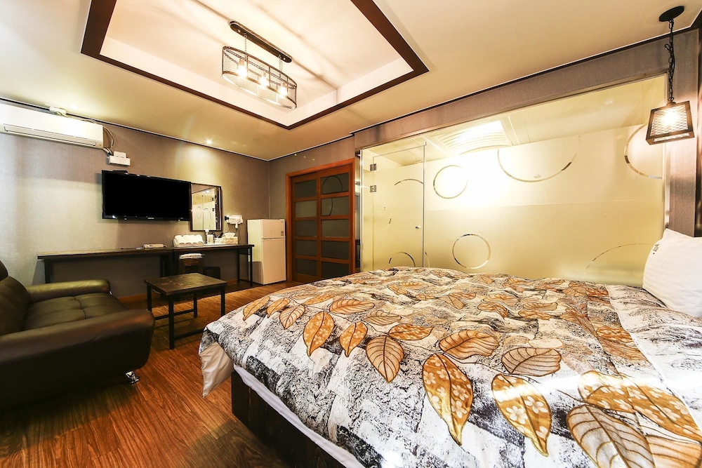 q hotel