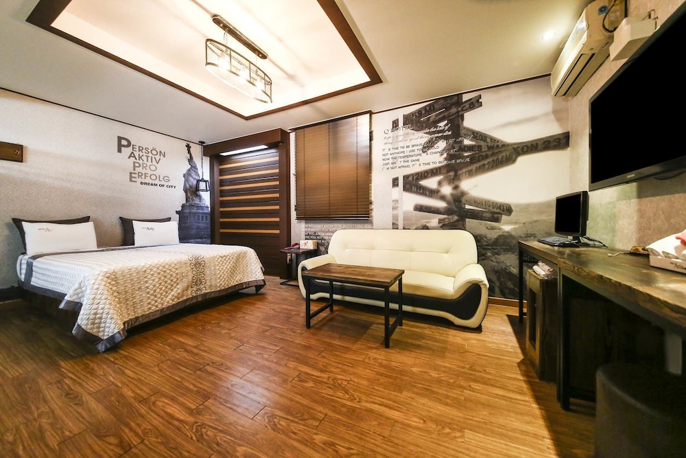 q hotel