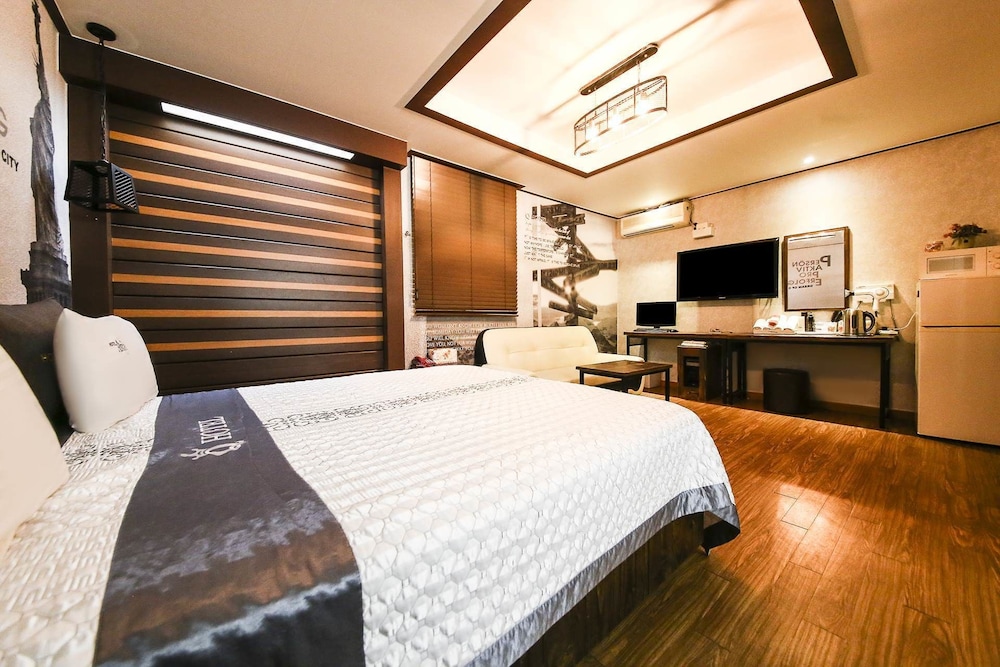 q hotel