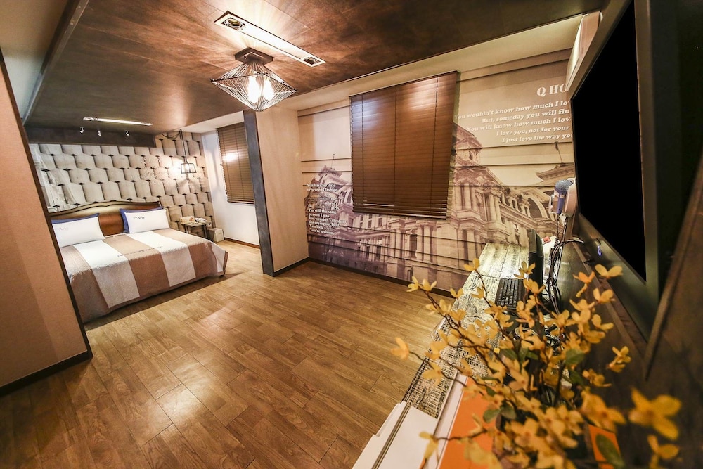 q hotel