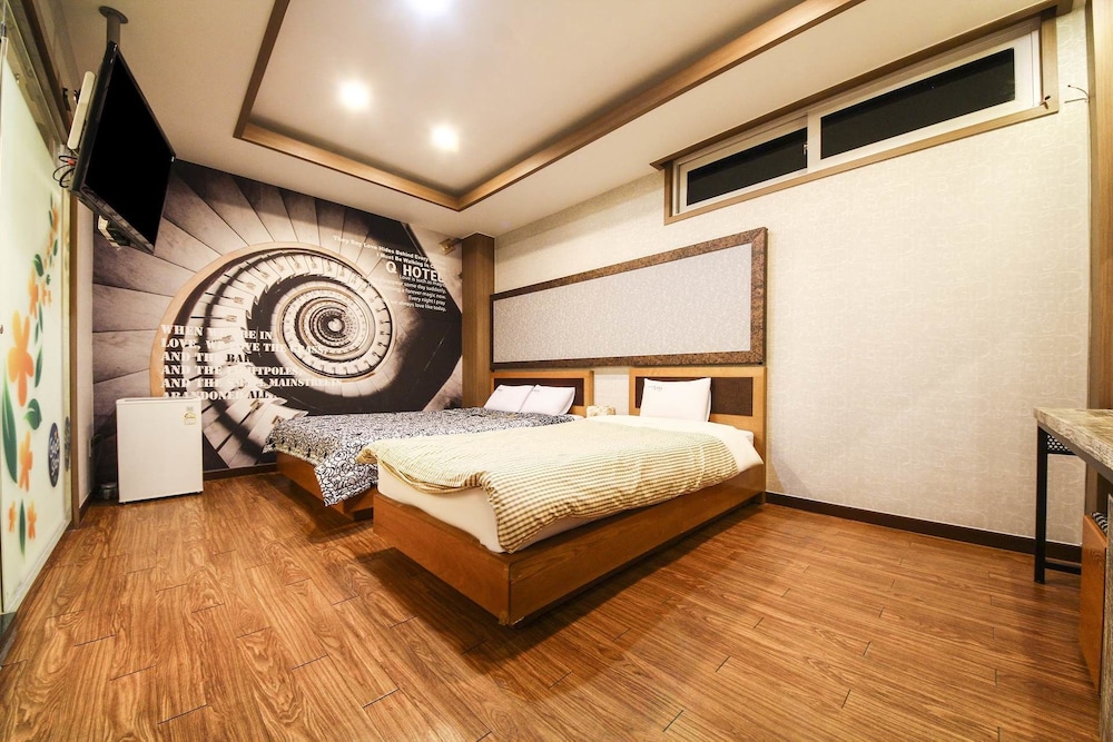 q hotel