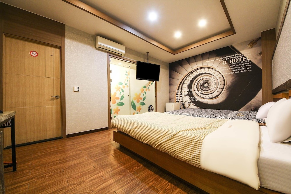 q hotel