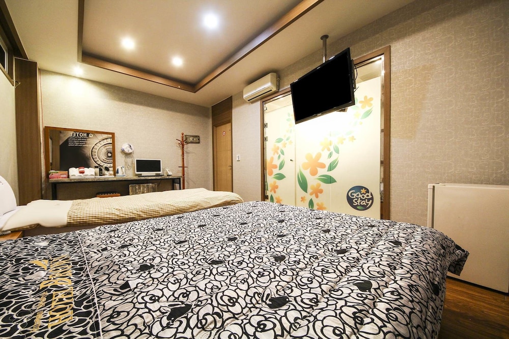q hotel
