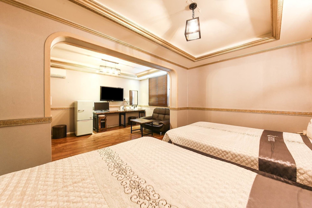q hotel
