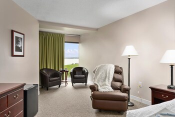 center parlor room at sandy cove