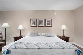 center parlor room at sandy cove