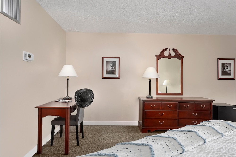 center parlor room at sandy cove