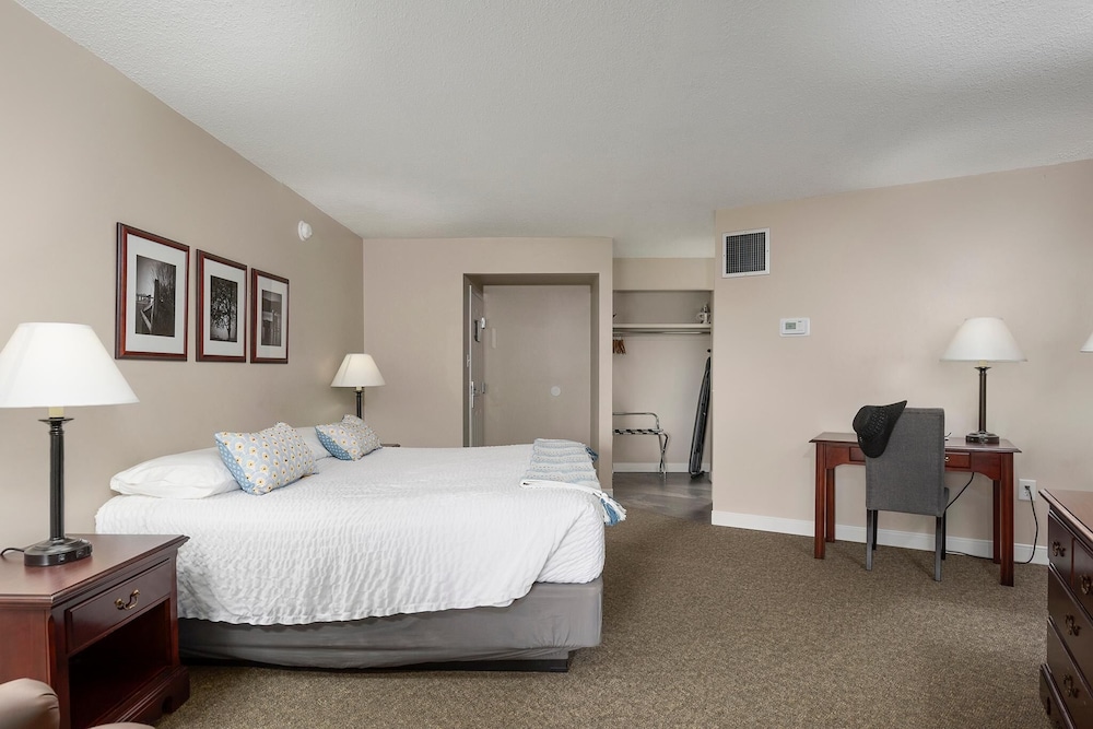center parlor room at sandy cove