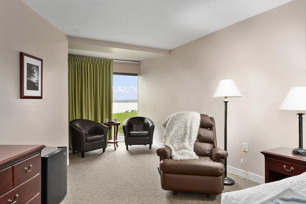 center parlor room at sandy cove