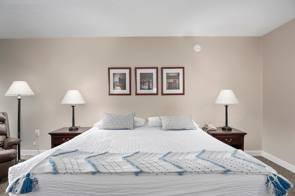 center parlor room at sandy cove