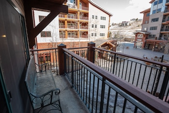 studio efficiency unit with balcony over mountaineer square 1 bedroom condo no cleaning fee by redawning