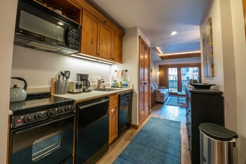 studio efficiency unit with balcony over mountaineer square 1 bedroom condo no cleaning fee by redawning