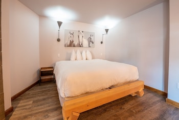 Studio Efficiency Unit With Balcony Over Mountaineer Square 1 Bedroom Condo - No Cleaning Fee! By Redawning,,3.5 star