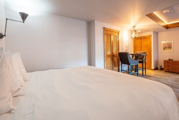 Studio Efficiency Unit With Balcony Over Mountaineer Square 1 Bedroom Condo - No Cleaning Fee! By Redawning,,3.5 star