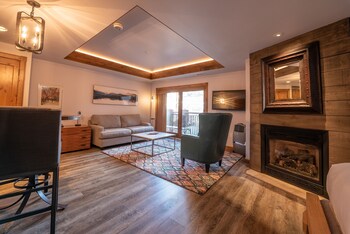 studio efficiency unit with balcony over mountaineer square 1 bedroom condo no cleaning fee by redawning