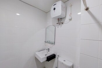 comfortable and minimalist studio at tuscany residences apartment