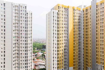 comfort and minimalist studio at springlake summarecon bekasi apartment