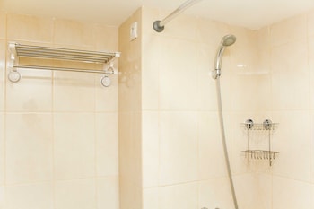 comfort and minimalist studio at springlake summarecon bekasi apartment