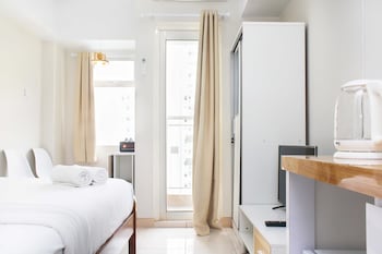 comfort and minimalist studio at springlake summarecon bekasi apartment