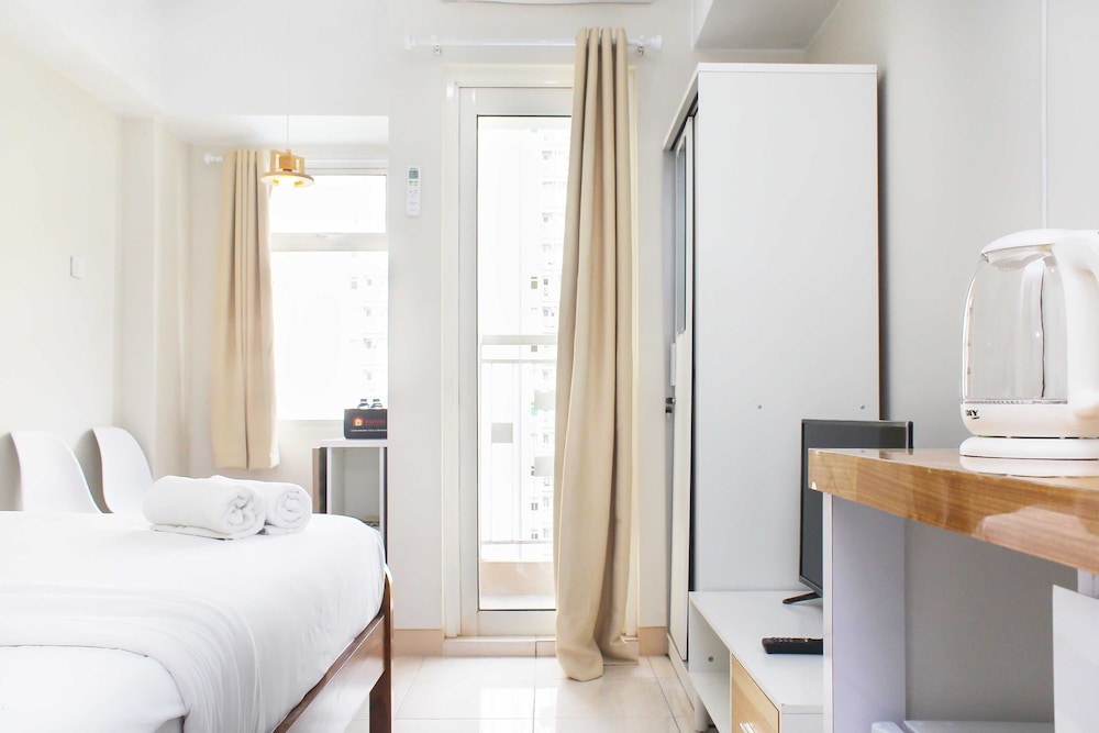 comfort and minimalist studio at springlake summarecon bekasi apartment