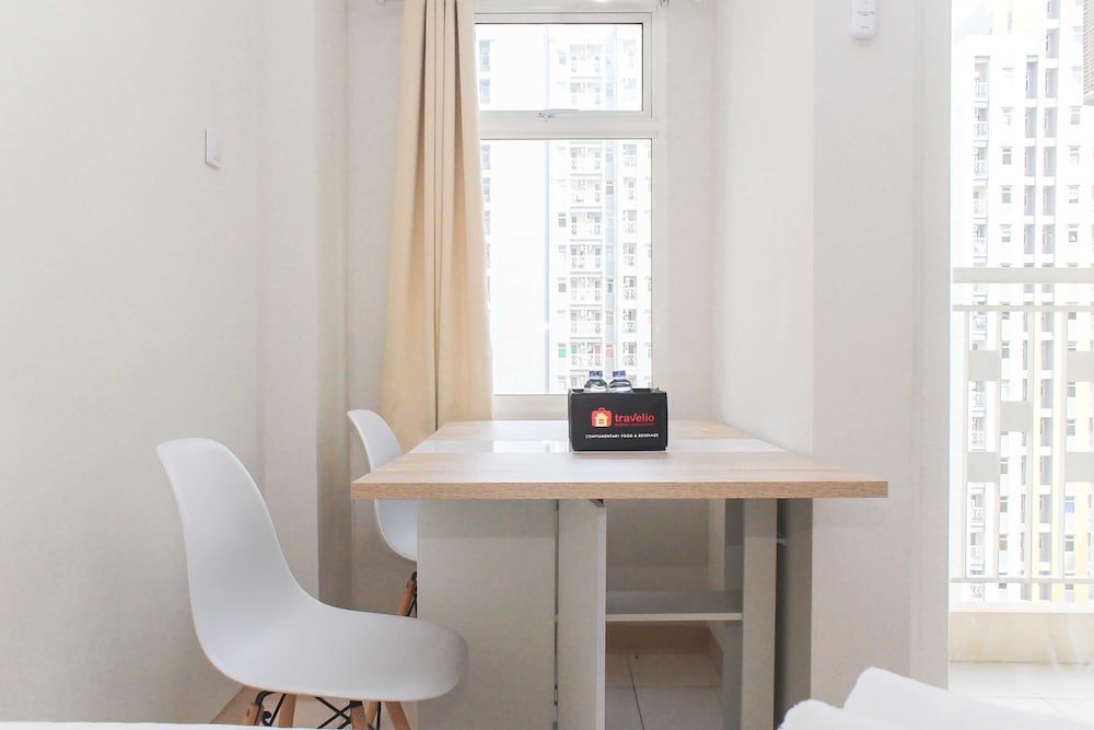 comfort and minimalist studio at springlake summarecon bekasi apartment