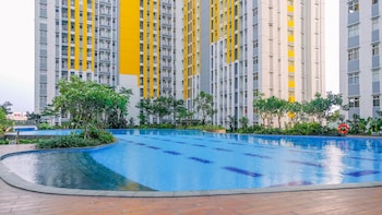 comfort and minimalist studio at springlake summarecon bekasi apartment