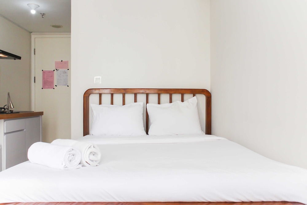 comfort and minimalist studio at springlake summarecon bekasi apartment