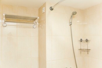 comfort and minimalist studio at springlake summarecon bekasi apartment