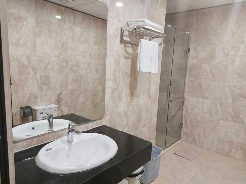 hb serviced apartment lac long quan