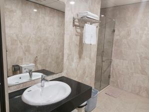 hb serviced apartment lac long quan