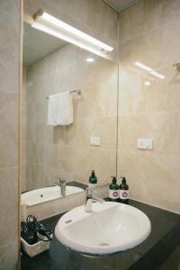 hb serviced apartment lac long quan