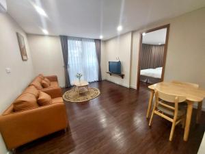 hb serviced apartment lac long quan