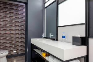 aloft savannah airport