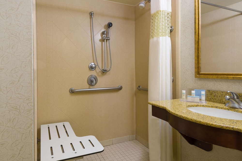 hampton inn and suites peoria at grand prairie il