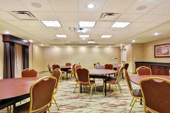 hampton inn and suites peoria at grand prairie il