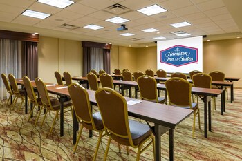 hampton inn and suites peoria at grand prairie il