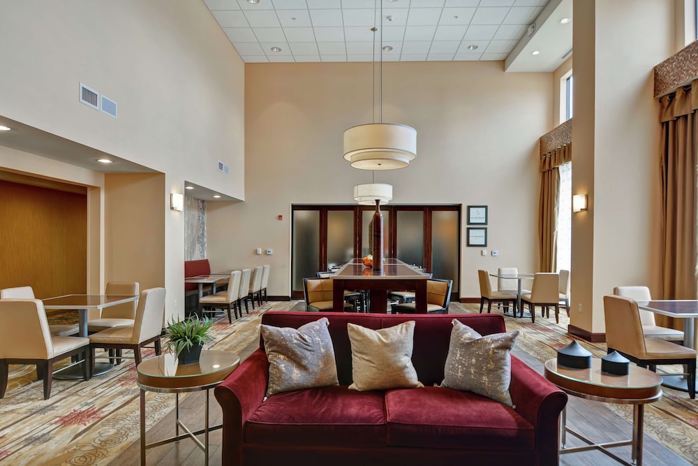 hampton inn and suites peoria at grand prairie il
