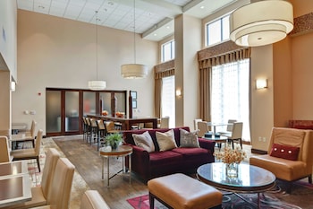 hampton inn and suites peoria at grand prairie il