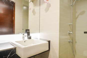 luxurious 1br at west vista apartment