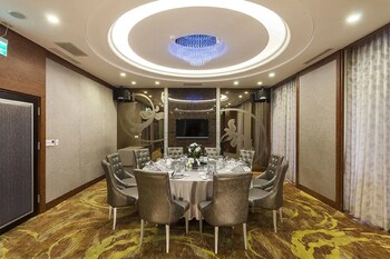 golden tulip aesthetics