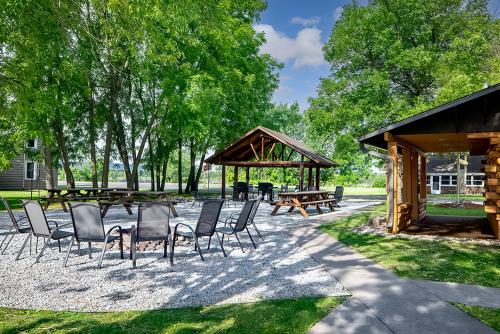 big river escape riverside cabins