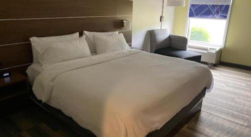 holiday inn express and suites greenwood by ihg