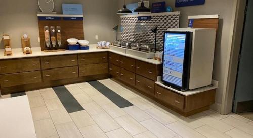 holiday inn express and suites greenwood by ihg
