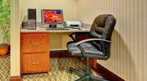 holiday inn express and suites greenwood by ihg