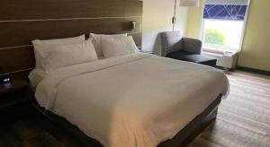 holiday inn express and suites greenwood by ihg